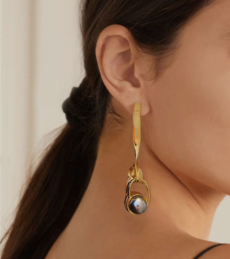 Gold Liquid Black Pearl Drop Earrings โ Coup de Coeur