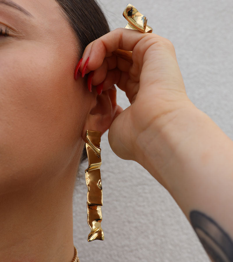 Coup de Coeur Gold Wave Single Earring Close Up Detail
